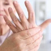 Bệnh co rút chân tay ở người già: Nguyên nhân, dấu hiệu và cách khắc phục