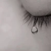 Hình Ảnh Cô Gái Buồn Ngồi Bên Cửa Sổ: Nét Đẹp Mơ Màng