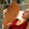 Người nóng bừng nhưng không sốt ở nữ giới: Nguyên nhân và cách xử lý