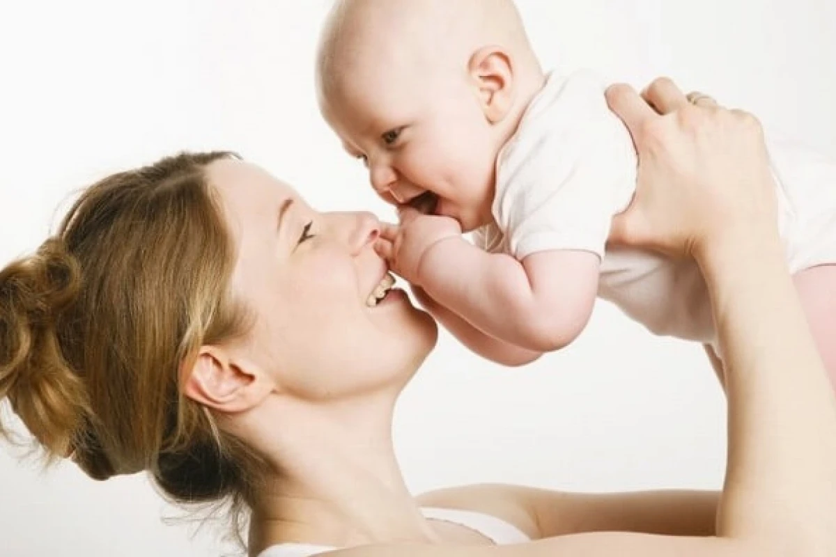Con Gái Thường Giống Ba Hay Mẹ? Giải Mã 4 Đặc Điểm Di Truyền Chính Xác