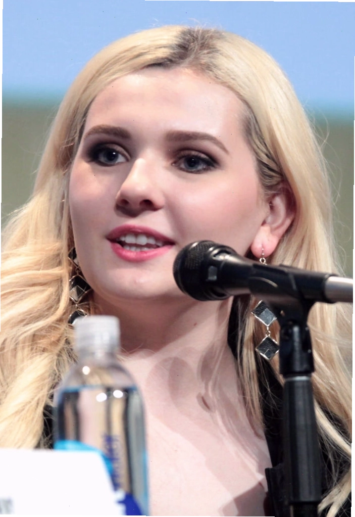 Abigail Breslin tại một sự kiện, thể hiện sự trưởng thành trong phong cách