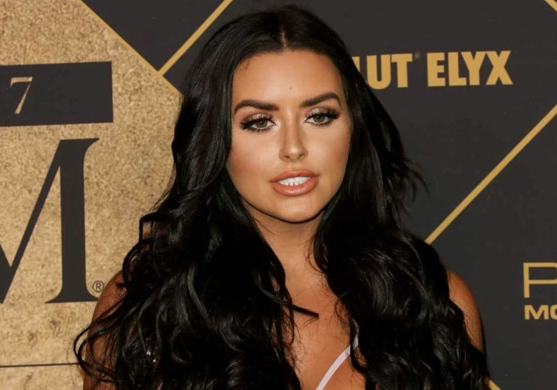 Abigail Ratchford trong trang phục đời thường