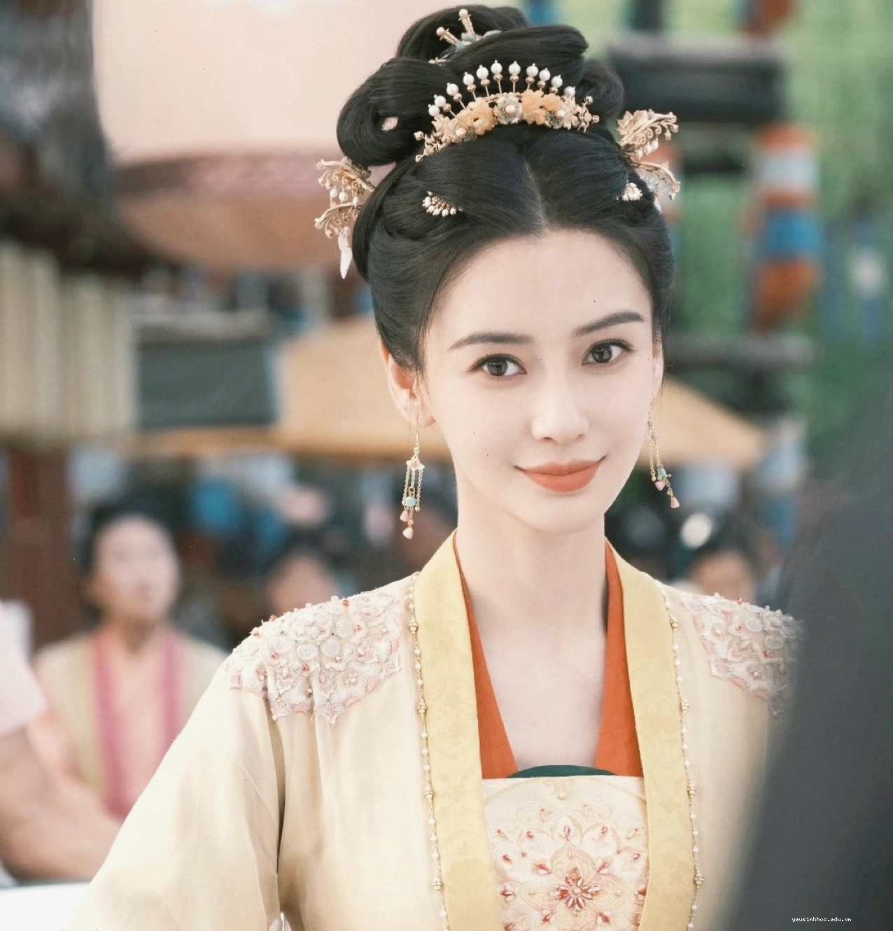 Angelababy quyến rũ trong bộ trang phục cổ trang