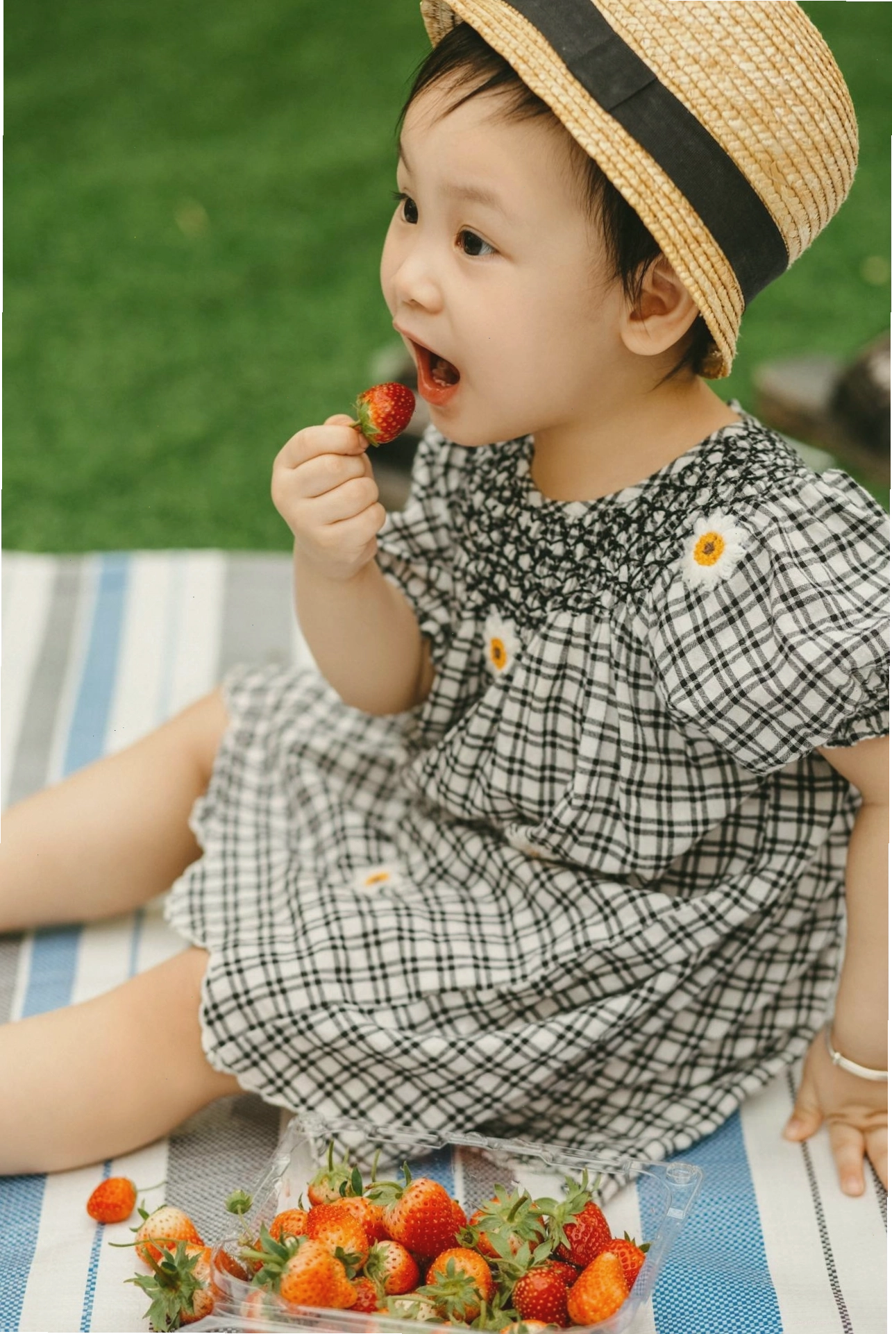 Ảnh avatar bé gái đáng yêu với đôi mắt to tròn