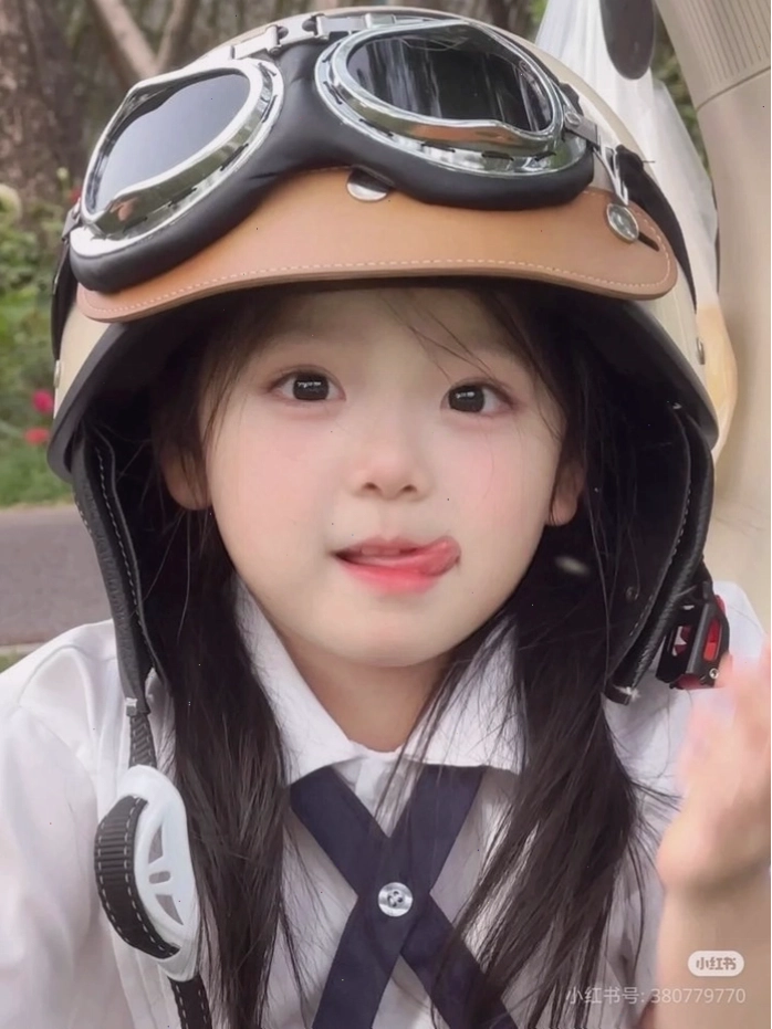 Ảnh bé gái xinh cute thể hiện sự dễ thương
