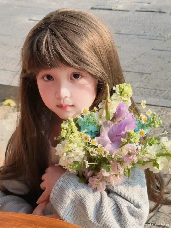 Ảnh bé gái xinh cute với ánh mắt long lanh