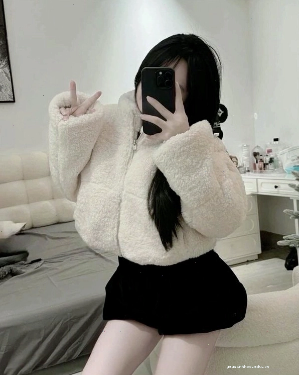 Ảnh chụp trước gương che mặt nữ thể hiện sự bí ẩn và quyến rũ