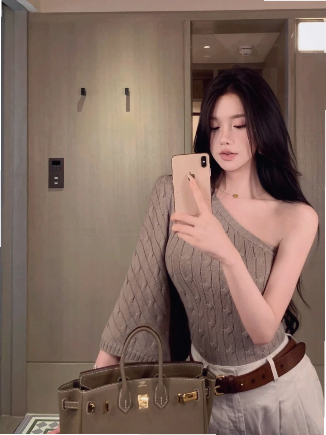 Ảnh chụp trước gương thể hiện sự tinh nghịch qua cử chỉ che mặt