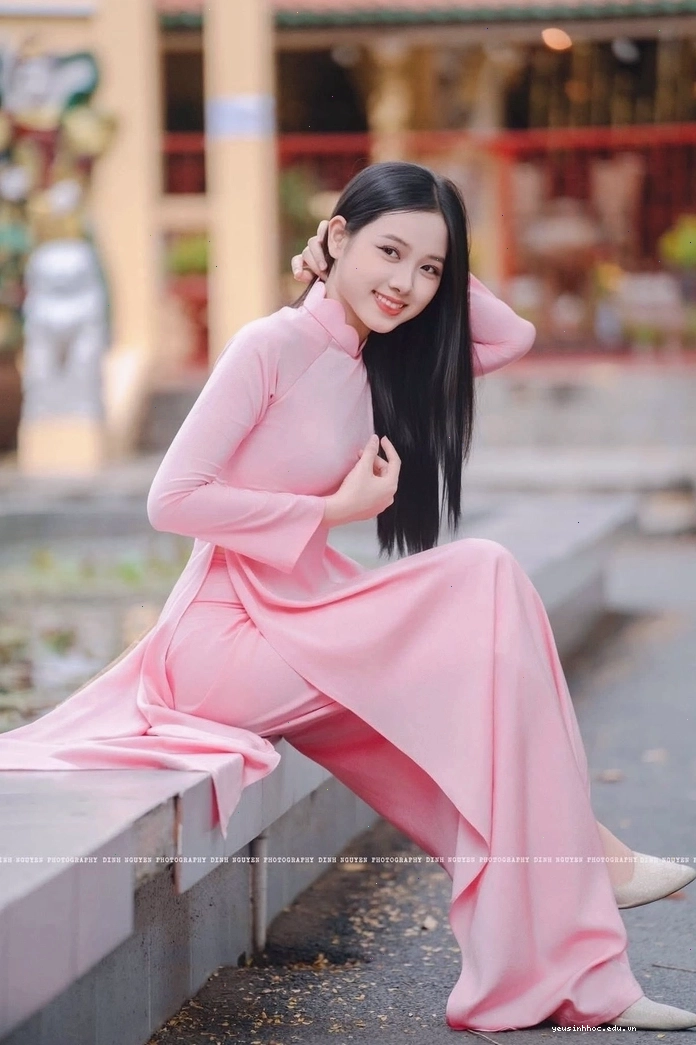 Ảnh cô gái mặc áo dài trắng thanh lịch, tạo dáng duyên dáng