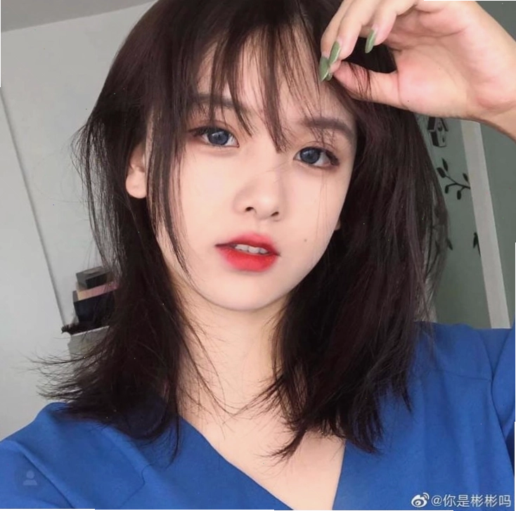 Ảnh cô gái tóc ngắn nhìn xa xăm, thể hiện tâm trạng buồn