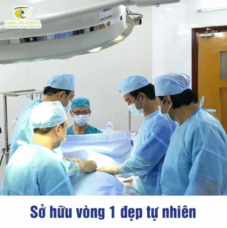Ảnh cô gái với trang phục độc đáo
