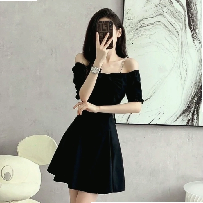 Ảnh cô gái xinh đẹp dùng điện thoại che mặt dưới ánh sáng đẹp