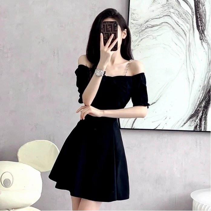 Ảnh cô gái xinh đẹp tận hưởng ánh sáng tự nhiên với điện thoại che mặt