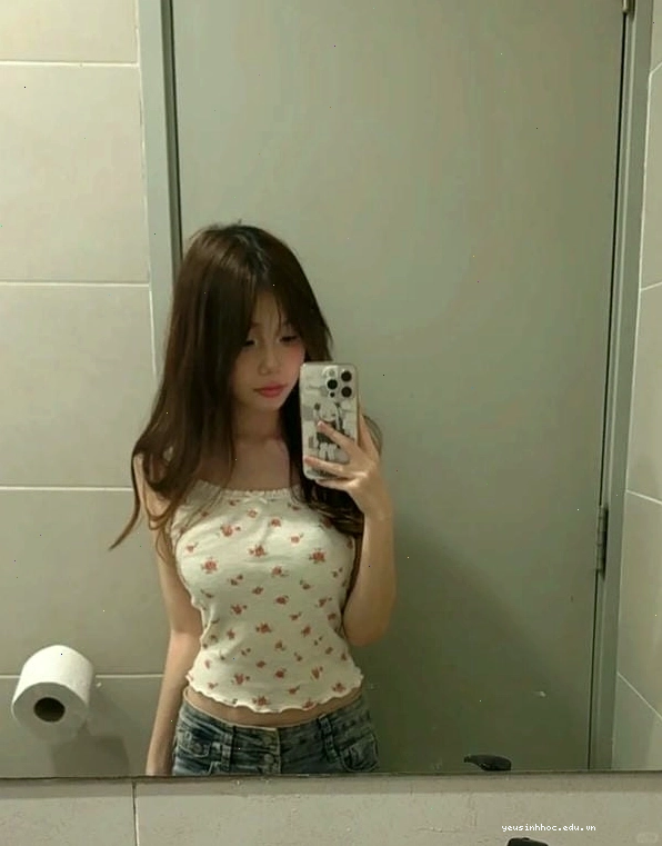 Ảnh cô gái xinh xắn che mặt bằng sách vở