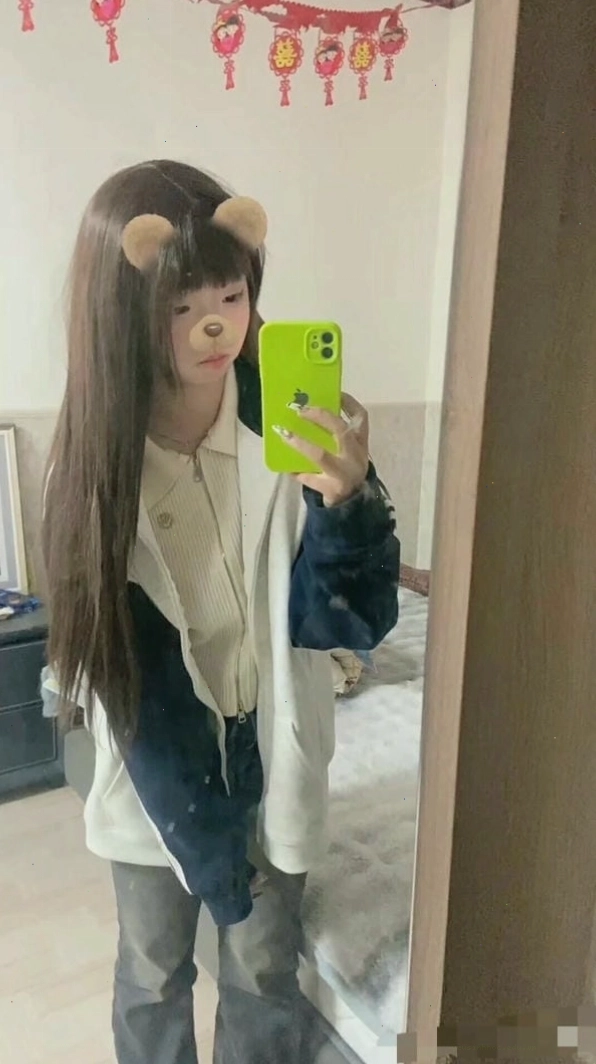 Ảnh cô gái xinh xắn đội mũ che mặt