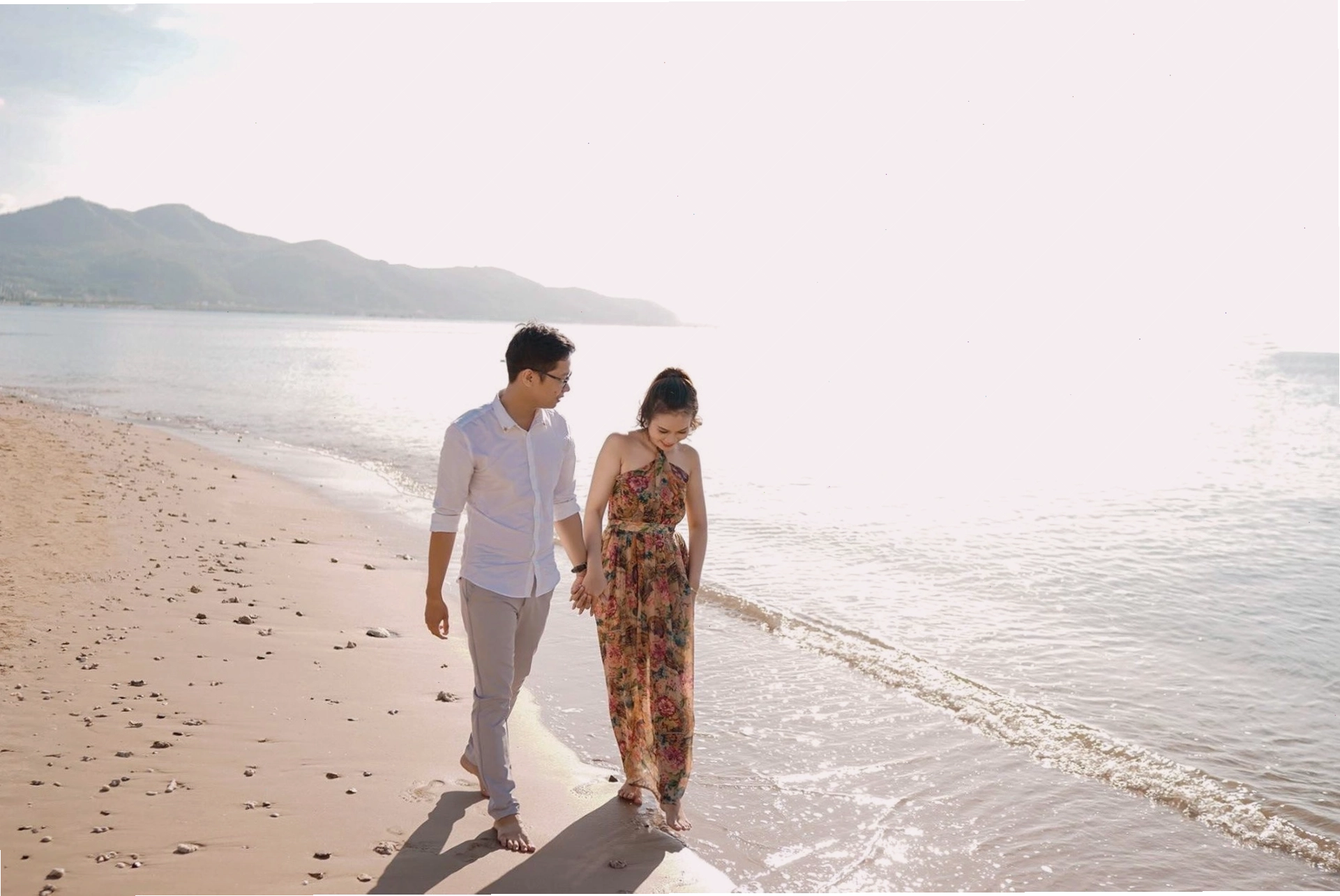 Ảnh cùng nắm tay nhau đi dạo bờ biển lúc hoàng hôn