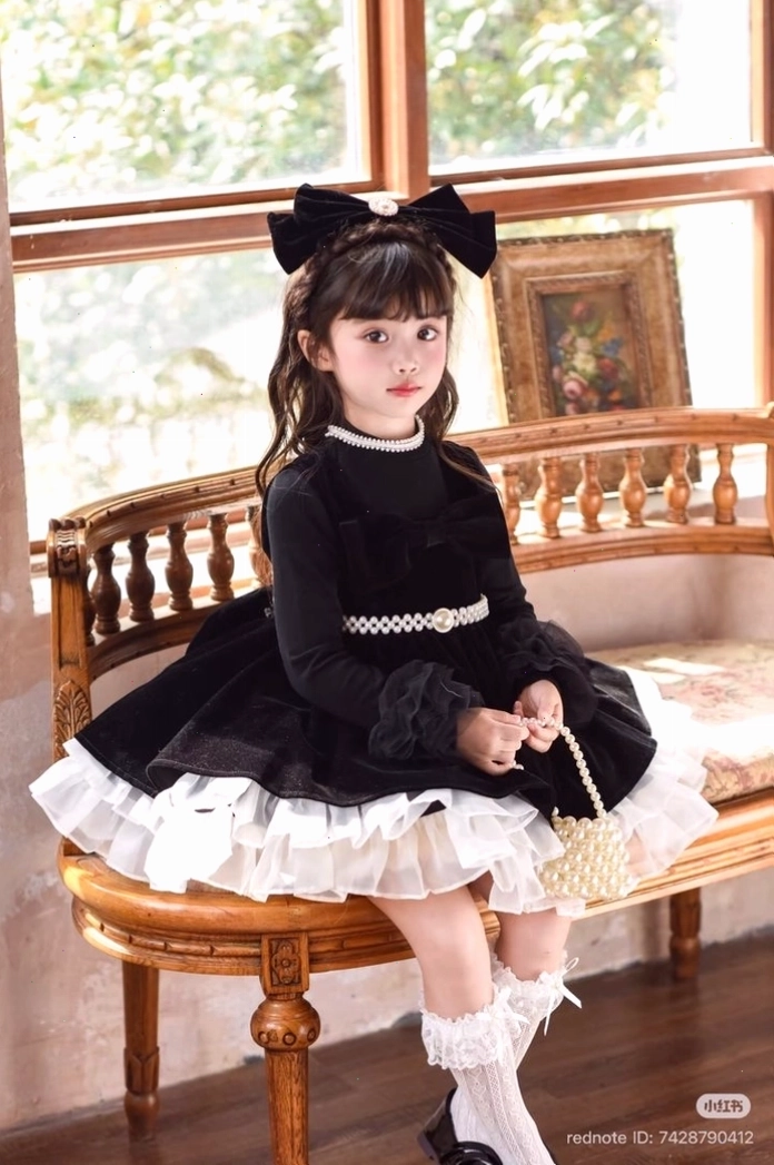 Ảnh em bé gái cute đáng yêu với biểu cảm ngộ nghĩnh
