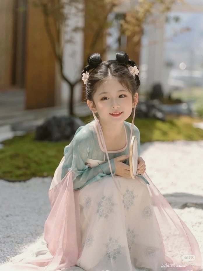 Ảnh em bé gái cute tự nhiên với nụ cười rạng rỡ