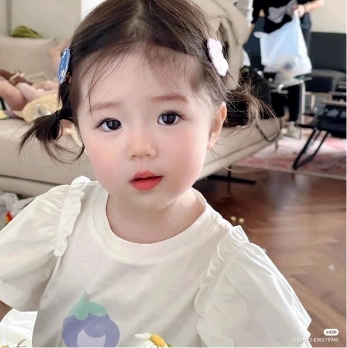 Ảnh em bé gái dễ thương trong bộ trang phục đáng yêu