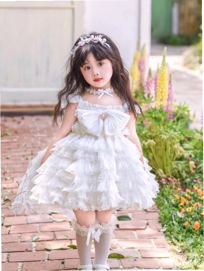 Ảnh em bé gái dễ thương và xinh xắn trong trang phục đáng yêu