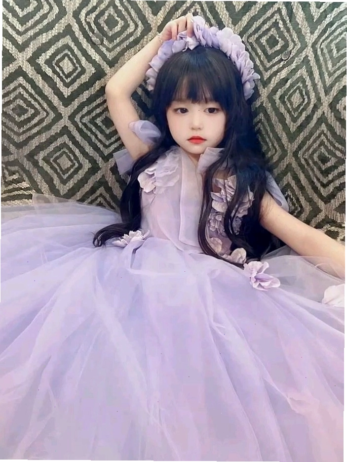 Ảnh em bé gái xinh tự nhiên trong không gian ấm cúng