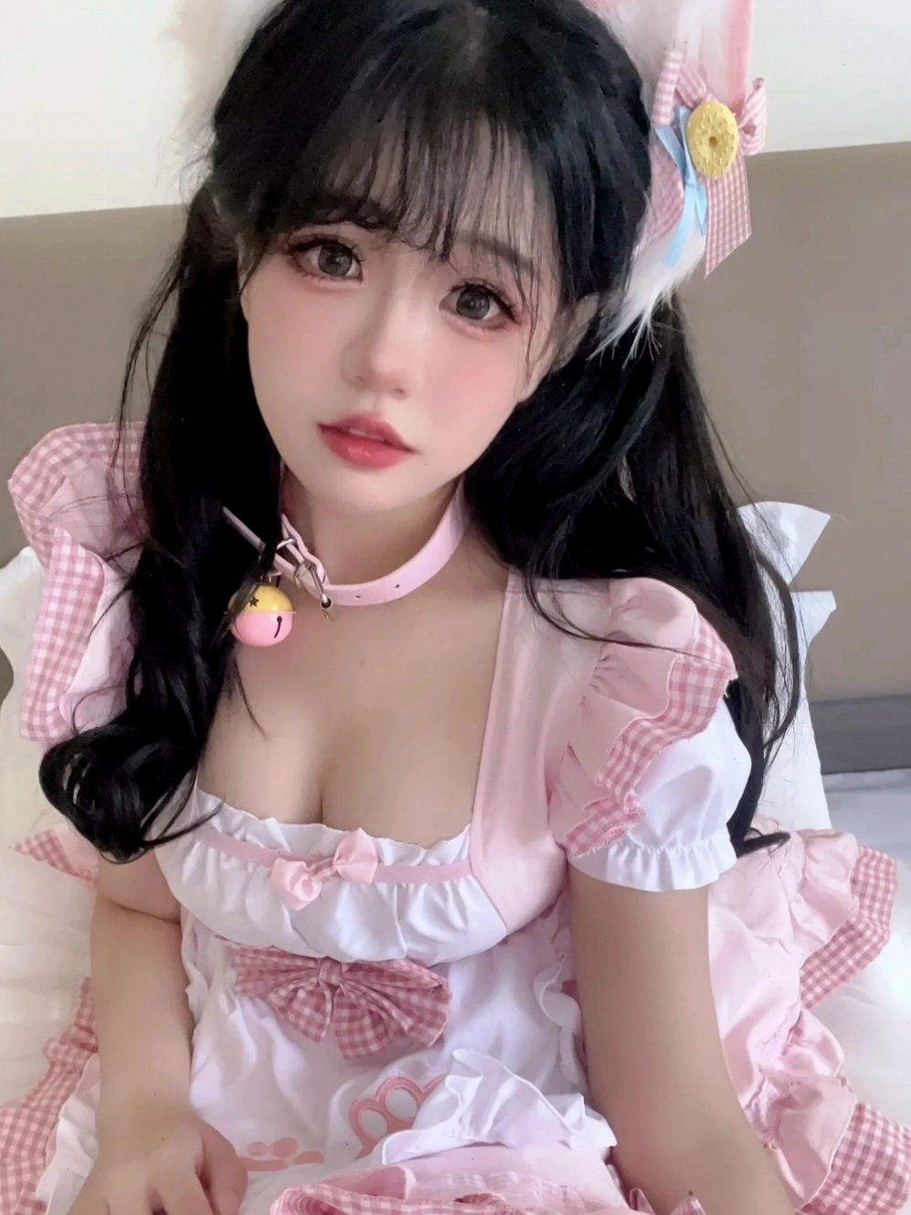 Ảnh gái mặc đồ hầu gái với khuôn mặt được che đi một phần