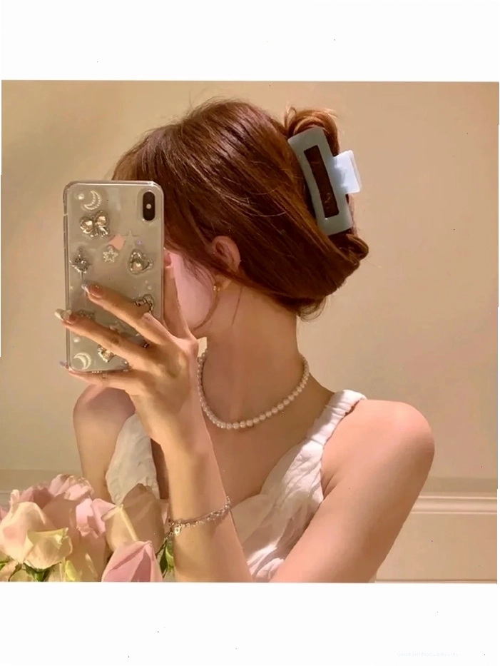 Ảnh gái xinh cầm điện thoại che mặt với phong cách cực cuốn hút