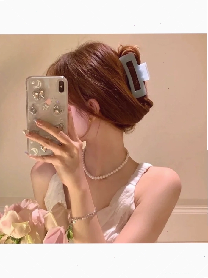 Ảnh gái xinh che mặt bằng điện thoại tạo cảm giác cuốn hút
