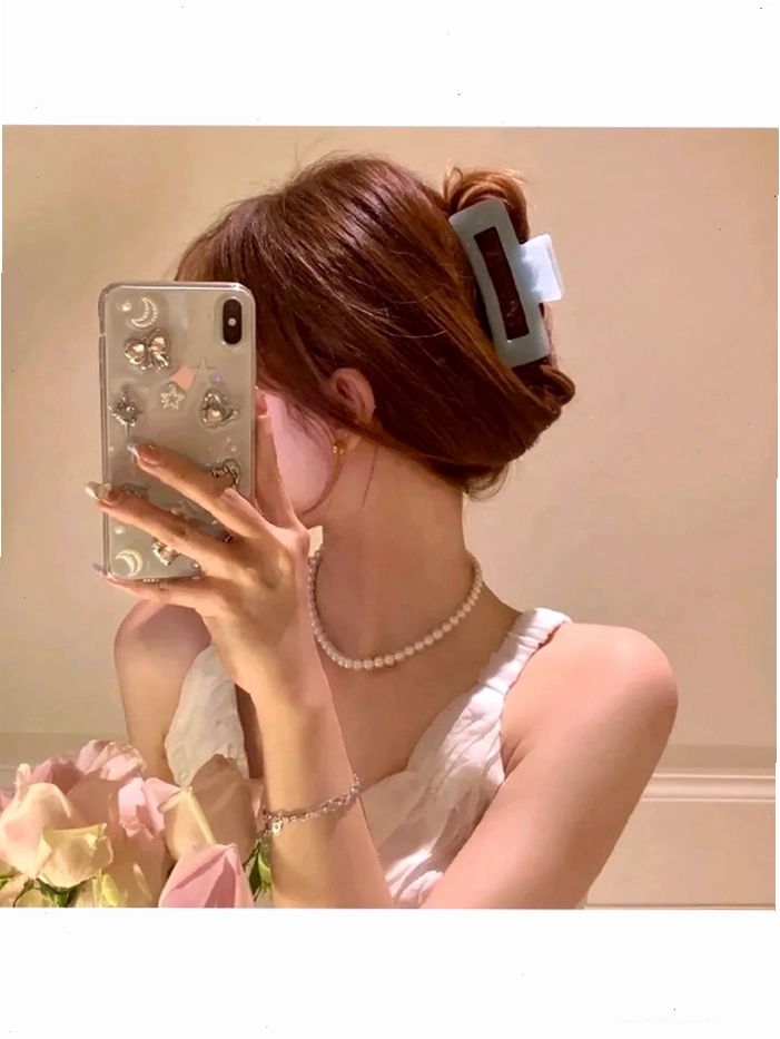 Ảnh gái xinh che mặt bằng điện thoại tạo dáng đầy cuốn hút