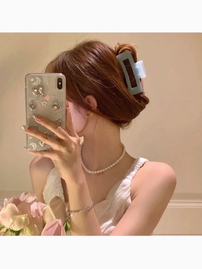 Ảnh gái xinh che mặt bằng điện thoại tạo vẻ ngoài bí ẩn và cuốn hút