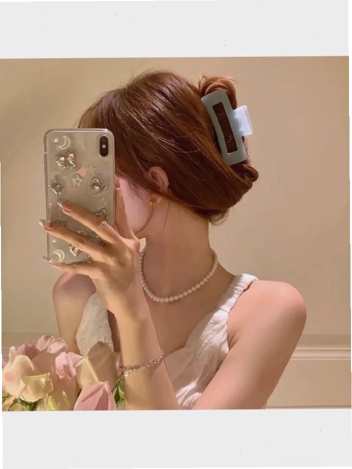 Ảnh gái xinh che mặt bằng điện thoại tạo vẻ ngoài cực cuốn hút