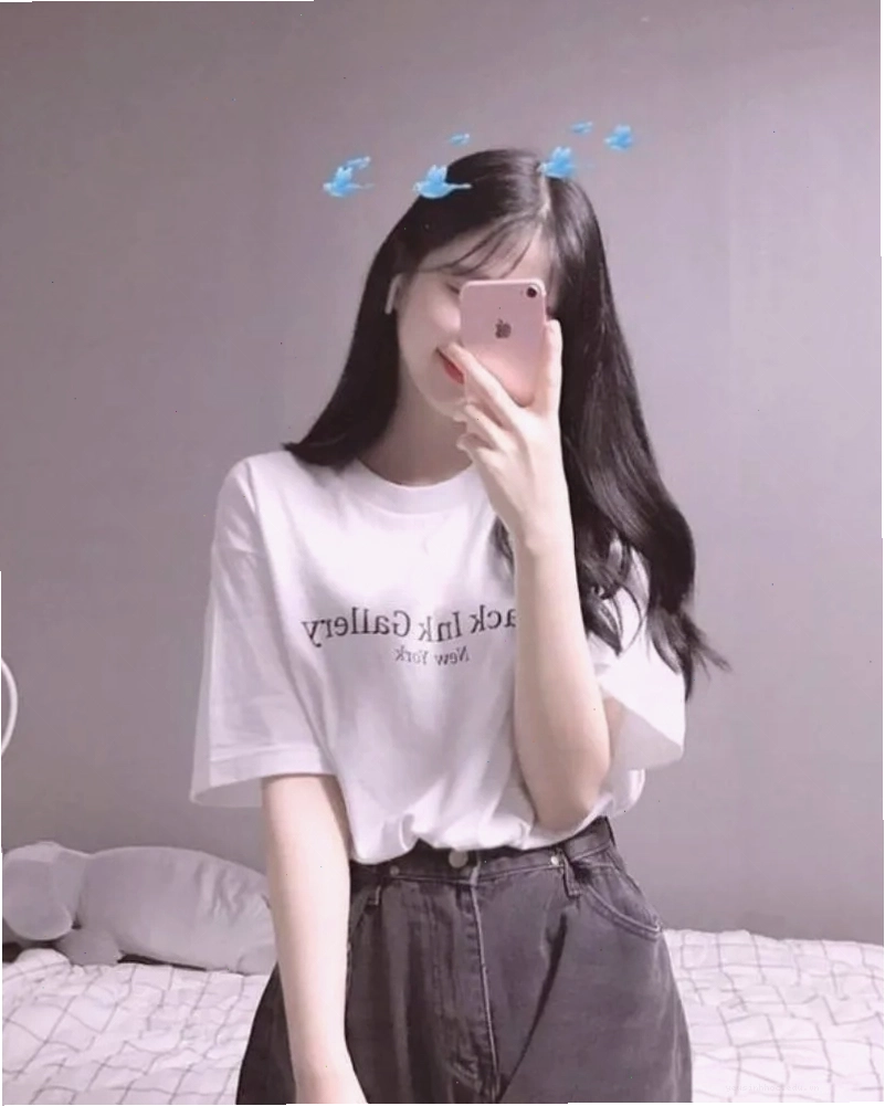 Ảnh gái xinh che mặt bằng điện thoại thể hiện sự dễ thương và thân thiện