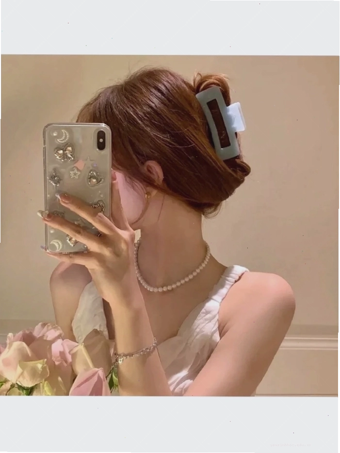 Ảnh gái xinh che mặt bằng điện thoại với trang phục thời thượng