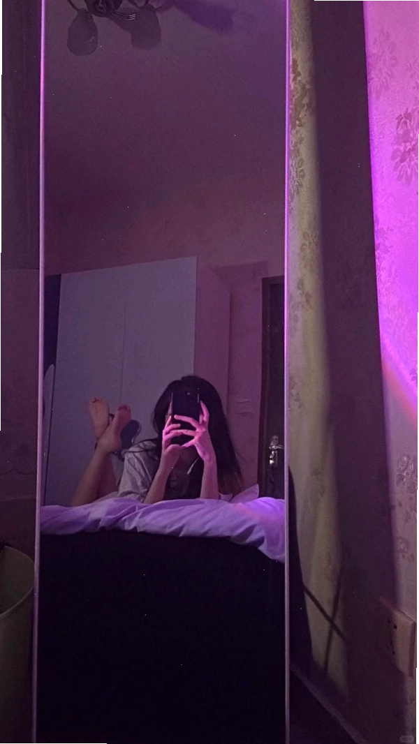 Ảnh gái xinh chụp trước gương khoe đường cong cơ thể