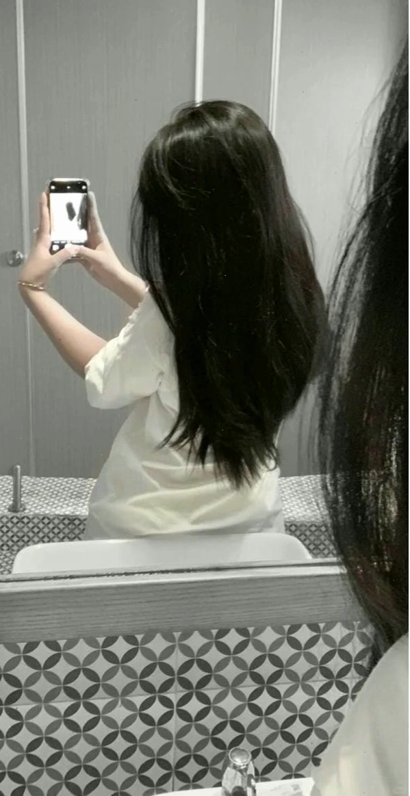 Ảnh gái xinh chụp trước gương tận dụng ánh sáng tự nhiên