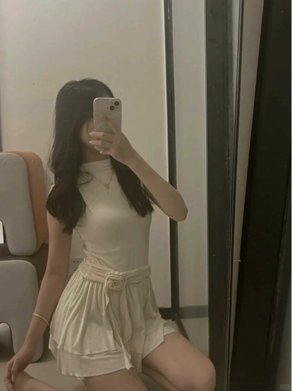 Ảnh gái xinh chụp trước gương với phụ kiện độc đáo