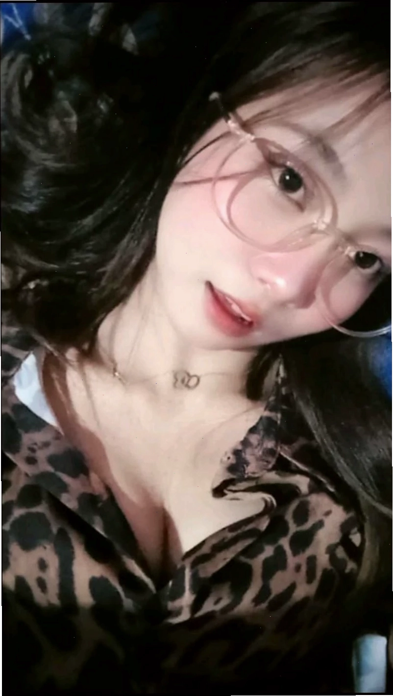 Ảnh gái xinh đeo kính đẹp một cách tự nhiên