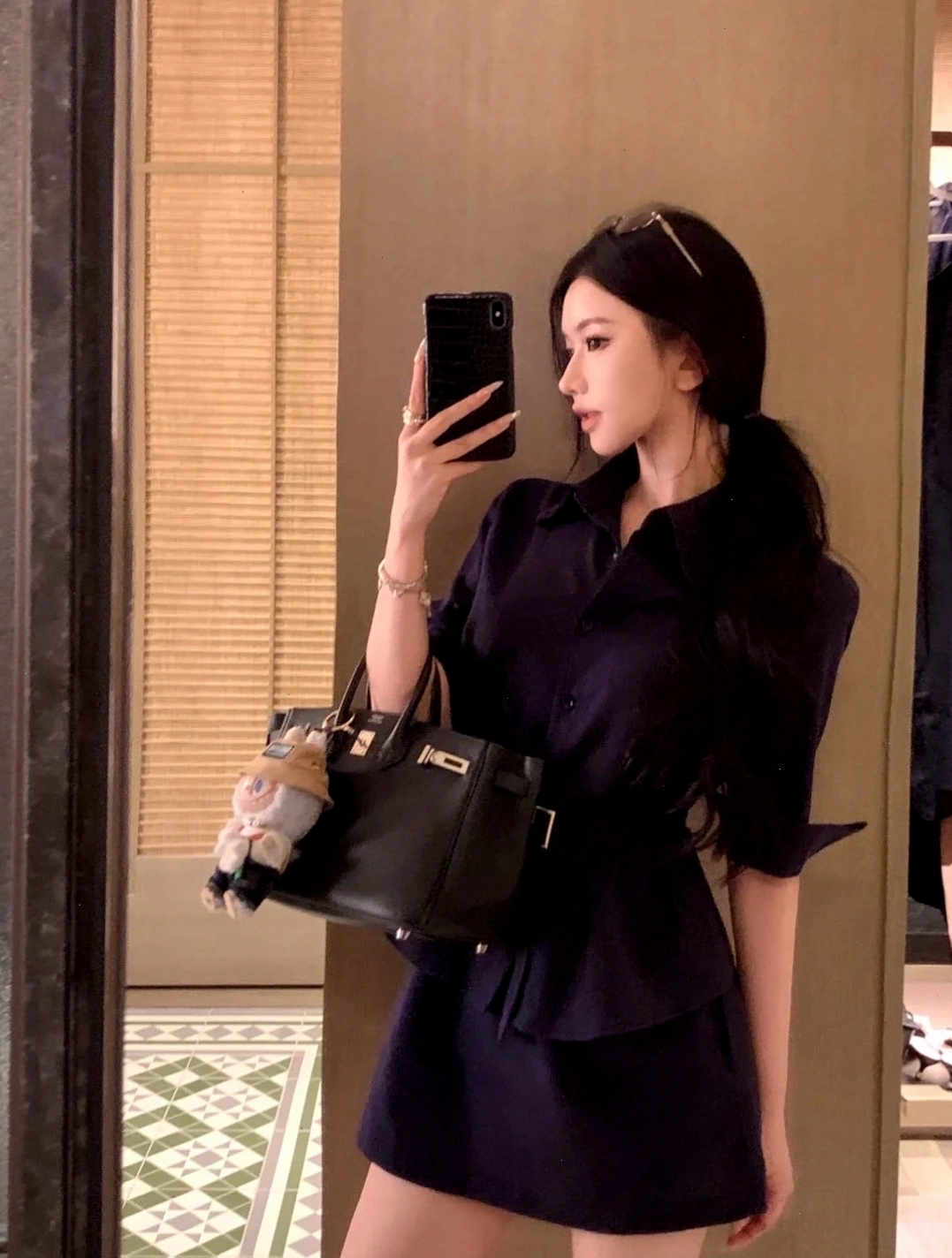 Ảnh gái xinh đứng trước gương với concept vintage