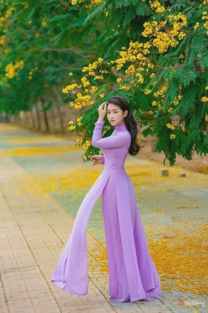 Ảnh gái xinh mặc áo dài trắng đẹp tự nhiên trong khung cảnh đời thường