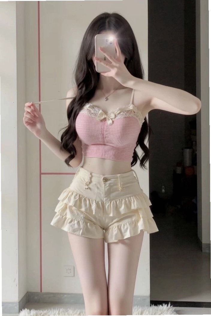 Ảnh gái xinh mặc pinky che mặt nhẹ nhàng