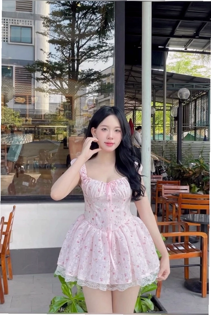 Ảnh gái xinh mặc pinky che mặt tone dịu