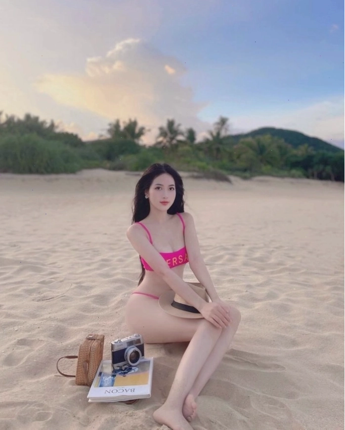 Ảnh gái xinh mặc pinky lọt khe gợi cảm vừa đủ