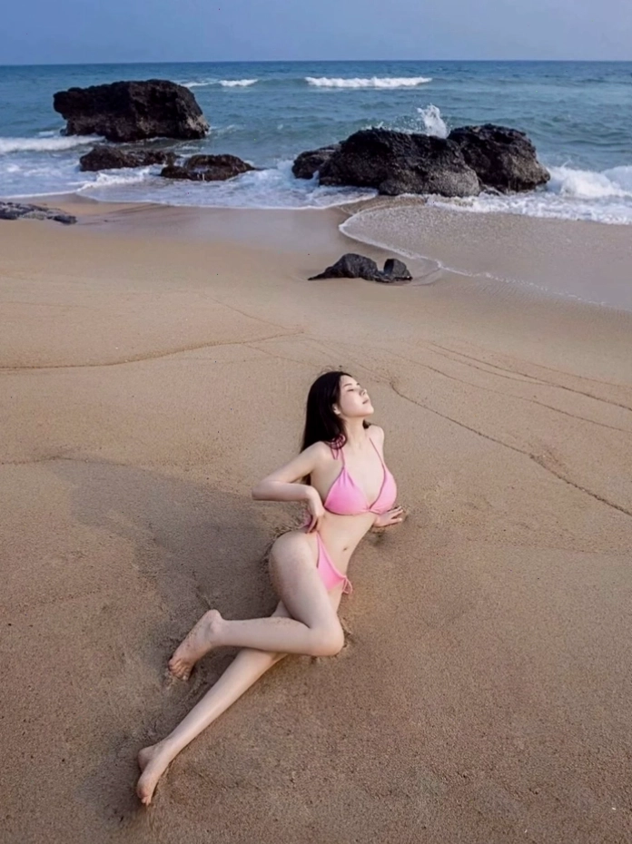 Ảnh gái xinh mặc pinky mỏng với ánh sáng đẹp