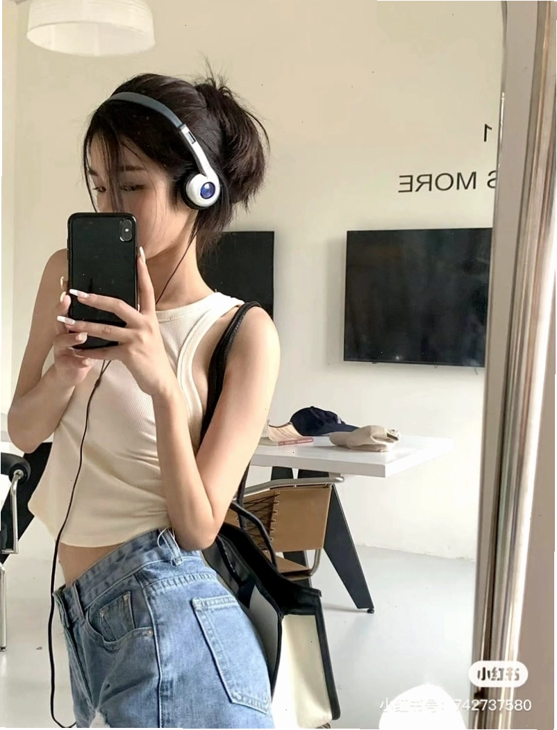 Ảnh gái xinh nhìn qua gương và che mặt bằng tay