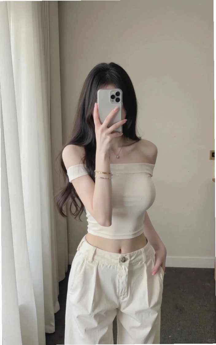 Ảnh gái xinh selfie che mặt bằng điện thoại thể hiện nét tinh nghịch