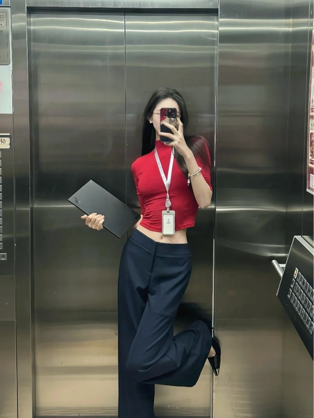 Ảnh gái xinh tạo dáng trước gương với trang phục công sở