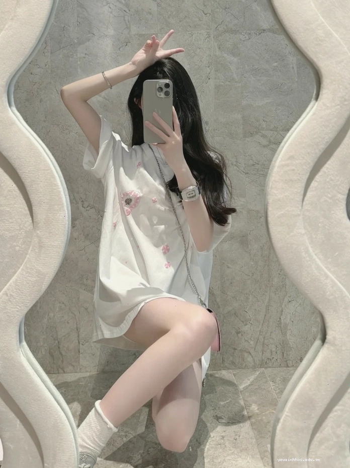 Ảnh girl xinh che mặt bằng điện thoại trước gương