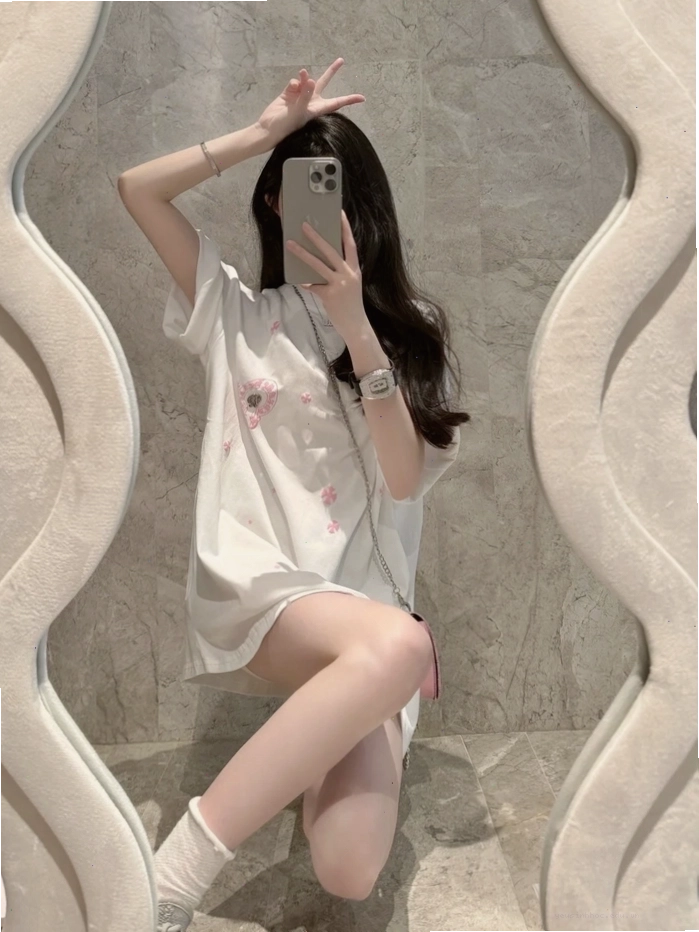 Ảnh girl xinh che mặt bằng điện thoại trước gương, tạo hiệu ứng chiều sâu