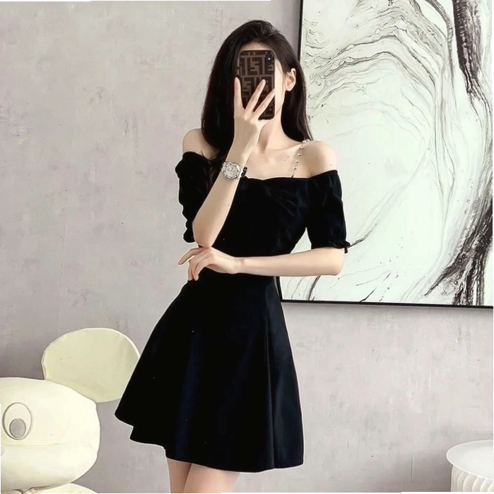 Ảnh girl xinh che mặt bằng điện thoại với ánh sáng đẹp, lung linh