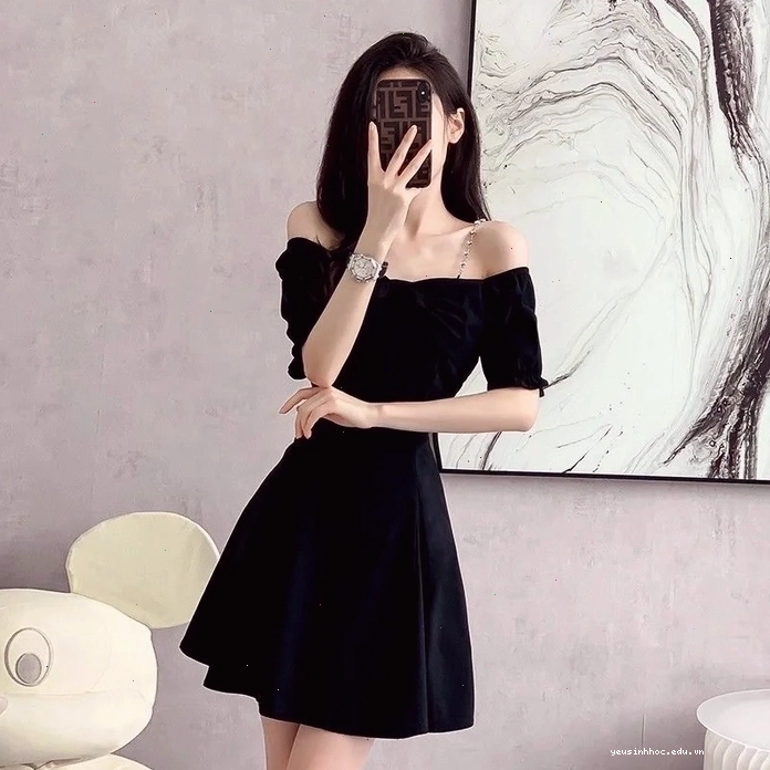 Ảnh girl xinh che mặt bằng điện thoại với ánh sáng đẹp mắt